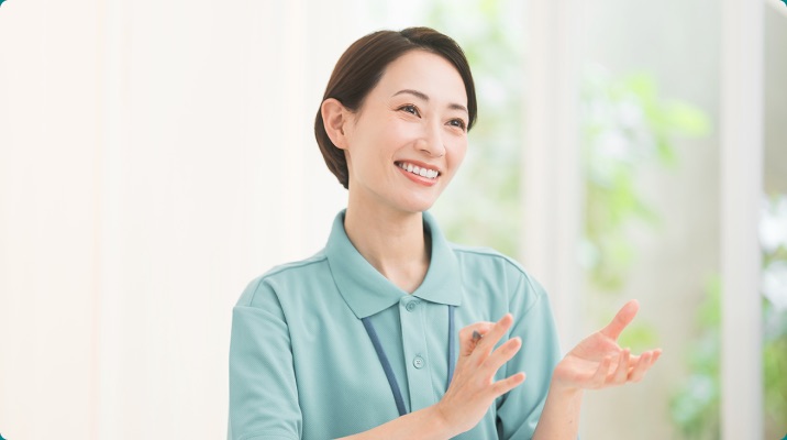 アドバイザーが職場の様子を説明している写真